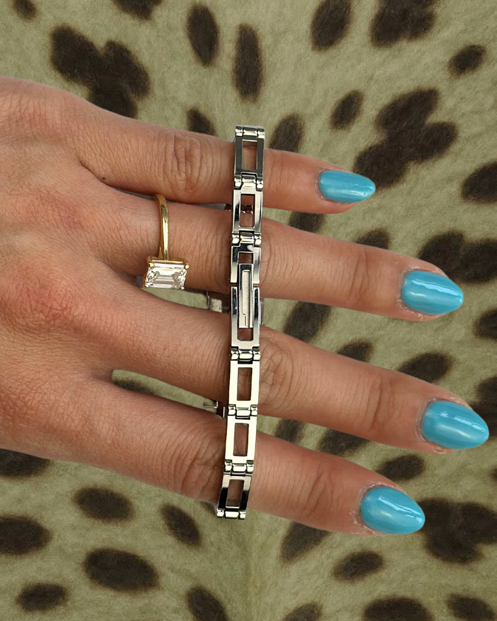 2000s Gucci silver tone silm quartz watch
