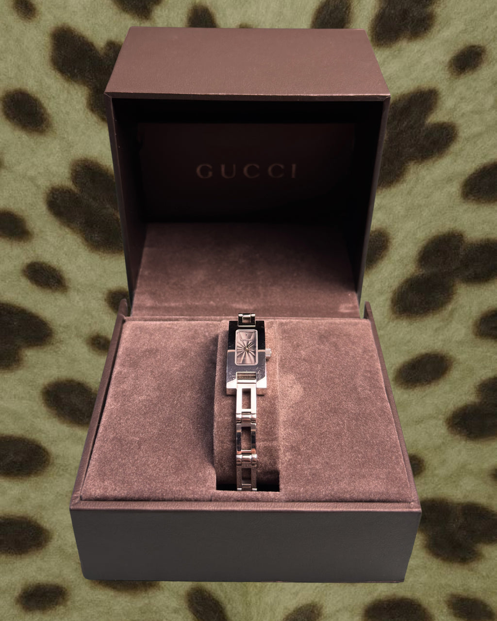 2000s Gucci silver tone silm quartz watch