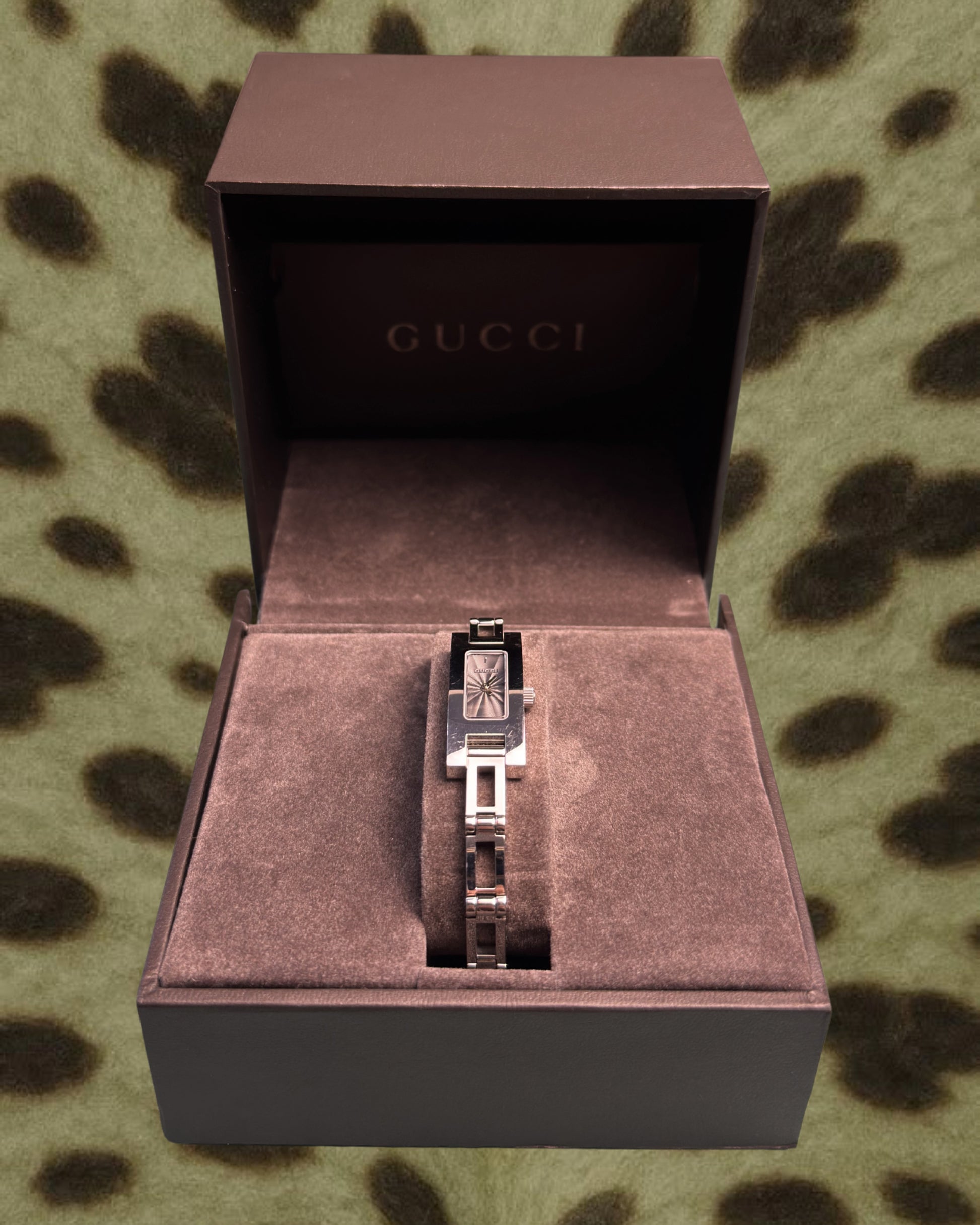 2000s Gucci silver tone silm quartz watch