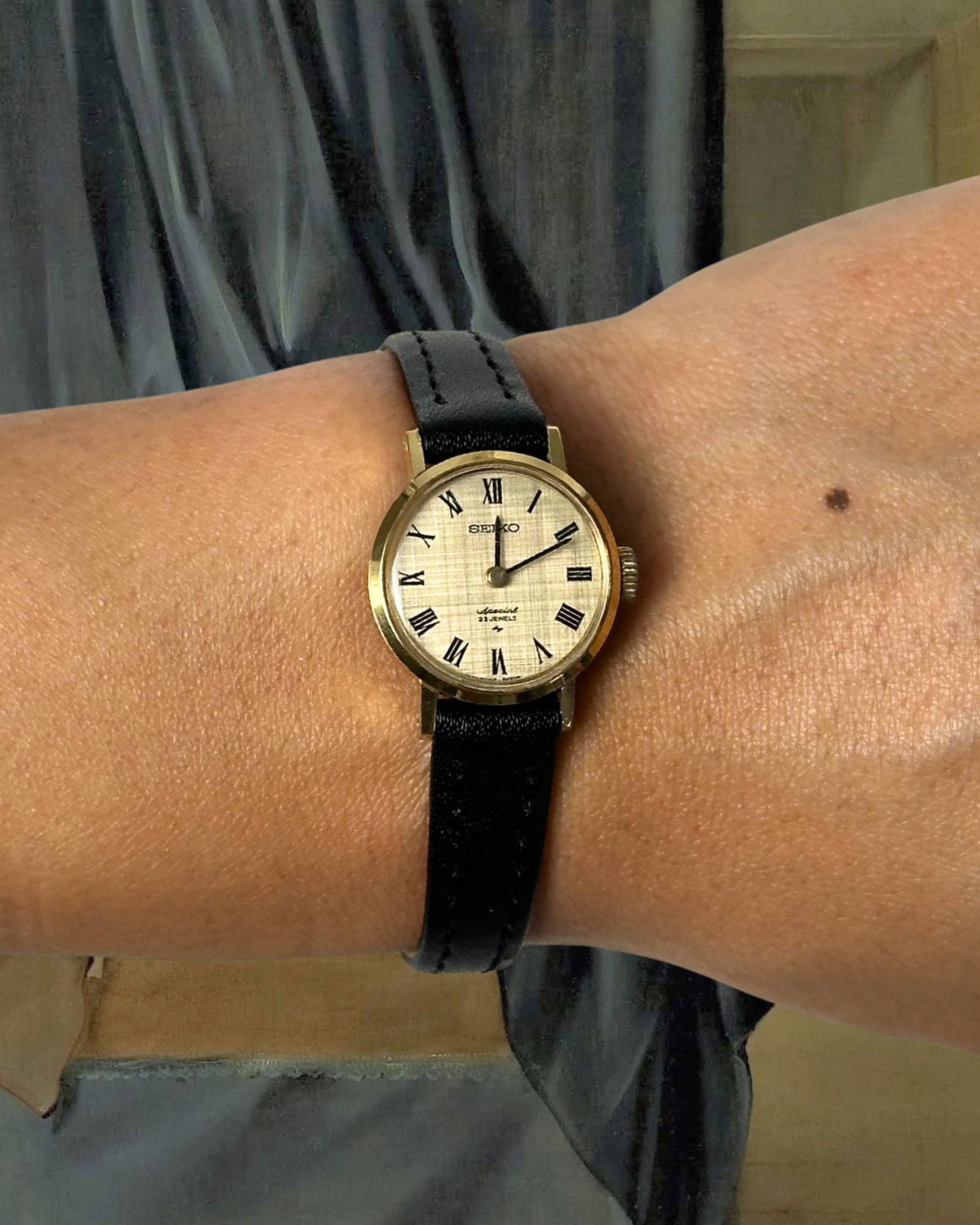 1980s Seiko textured roman dial black leather mechanical watch