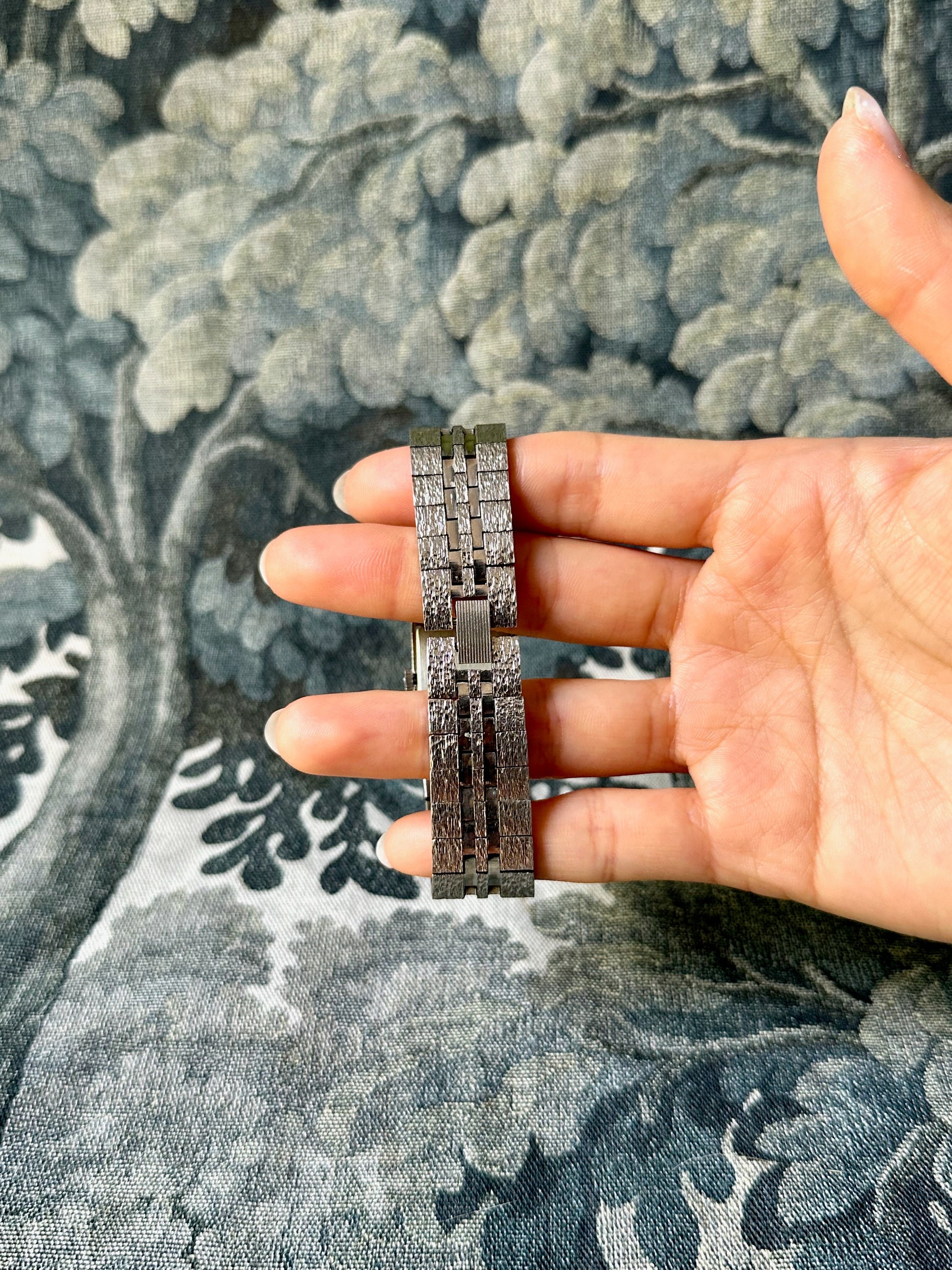 1980s Leno silver-tone textured mechanical watch