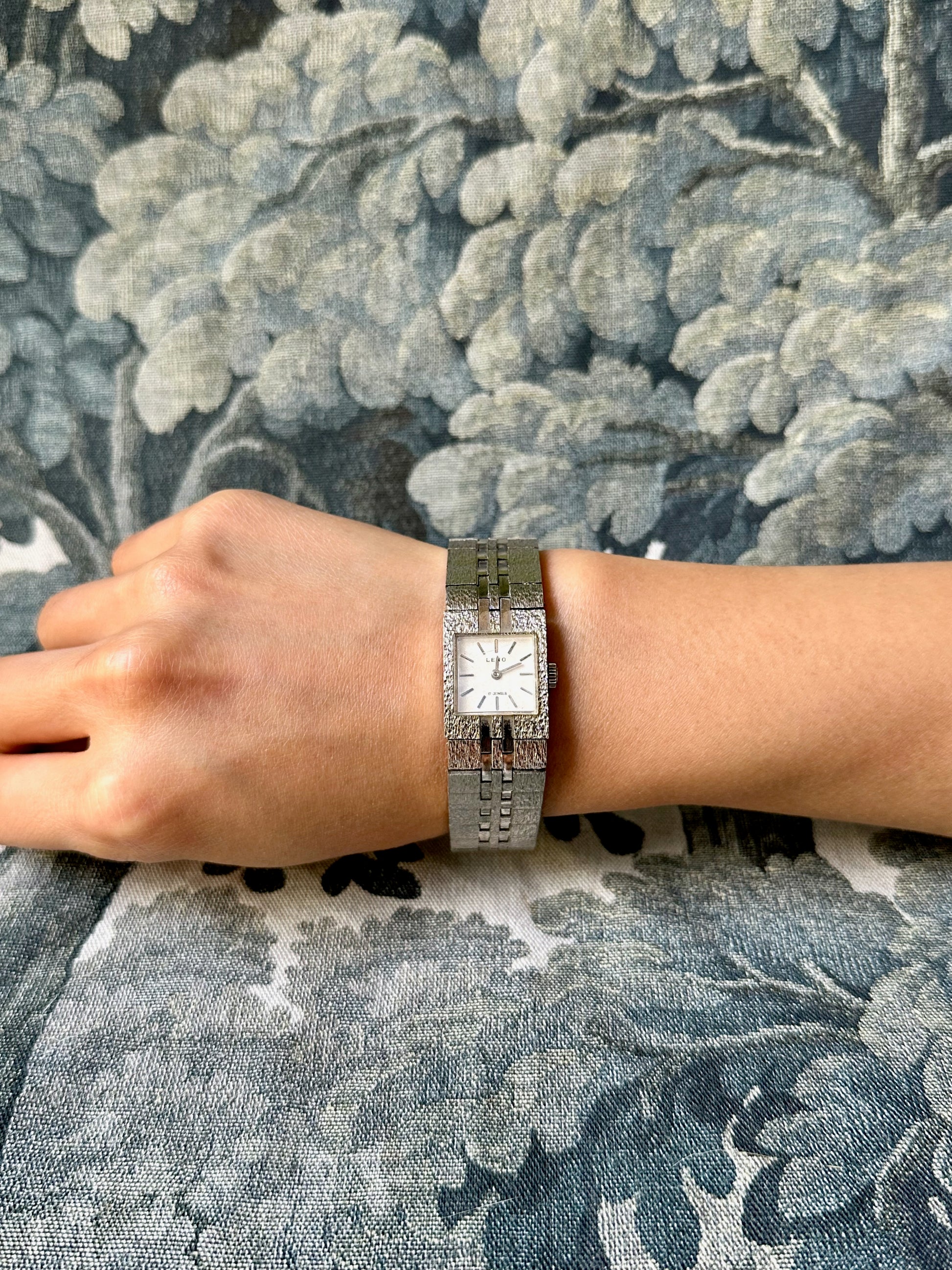 1980s Leno silver-tone textured mechanical watch
