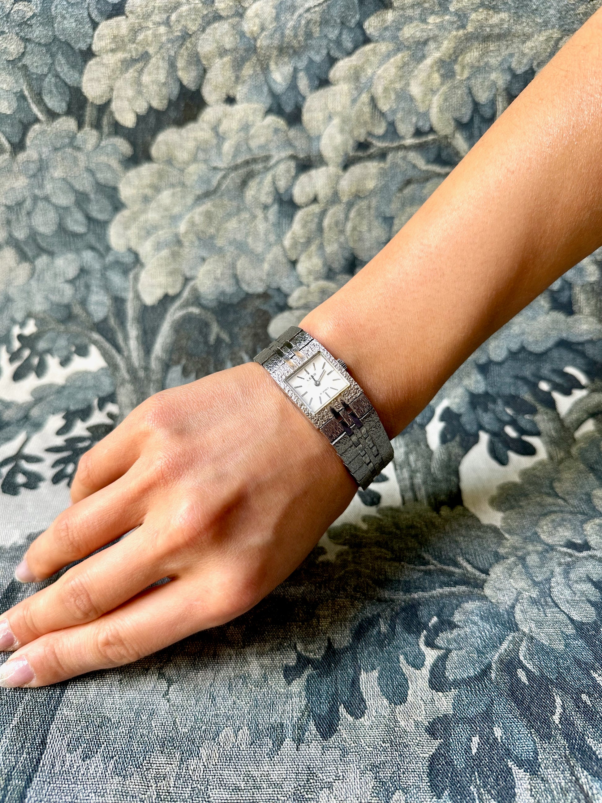 1980s Leno silver-tone textured mechanical watch