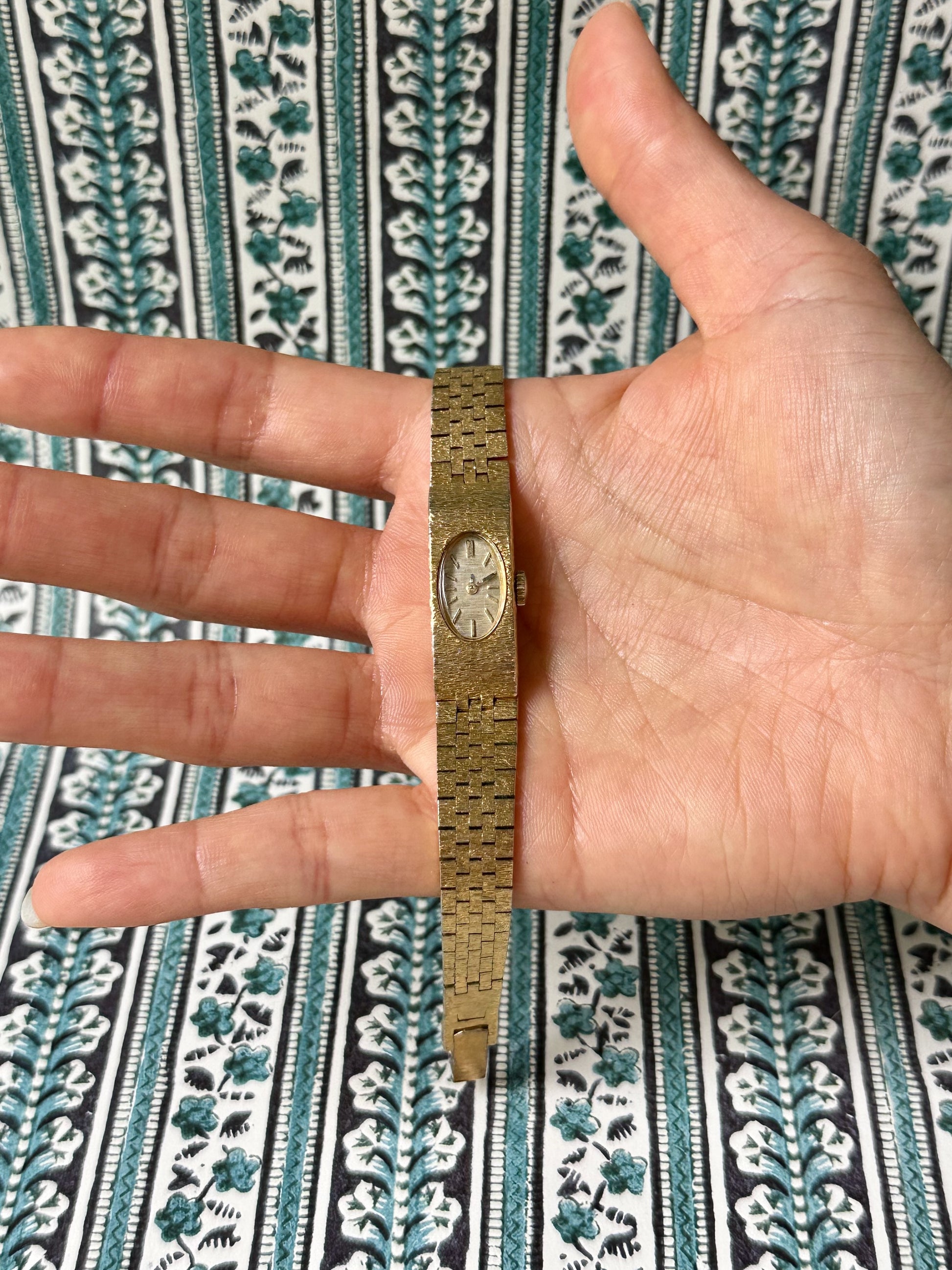 1970s Oval Dial Gold-Plated Mechanical Watch
