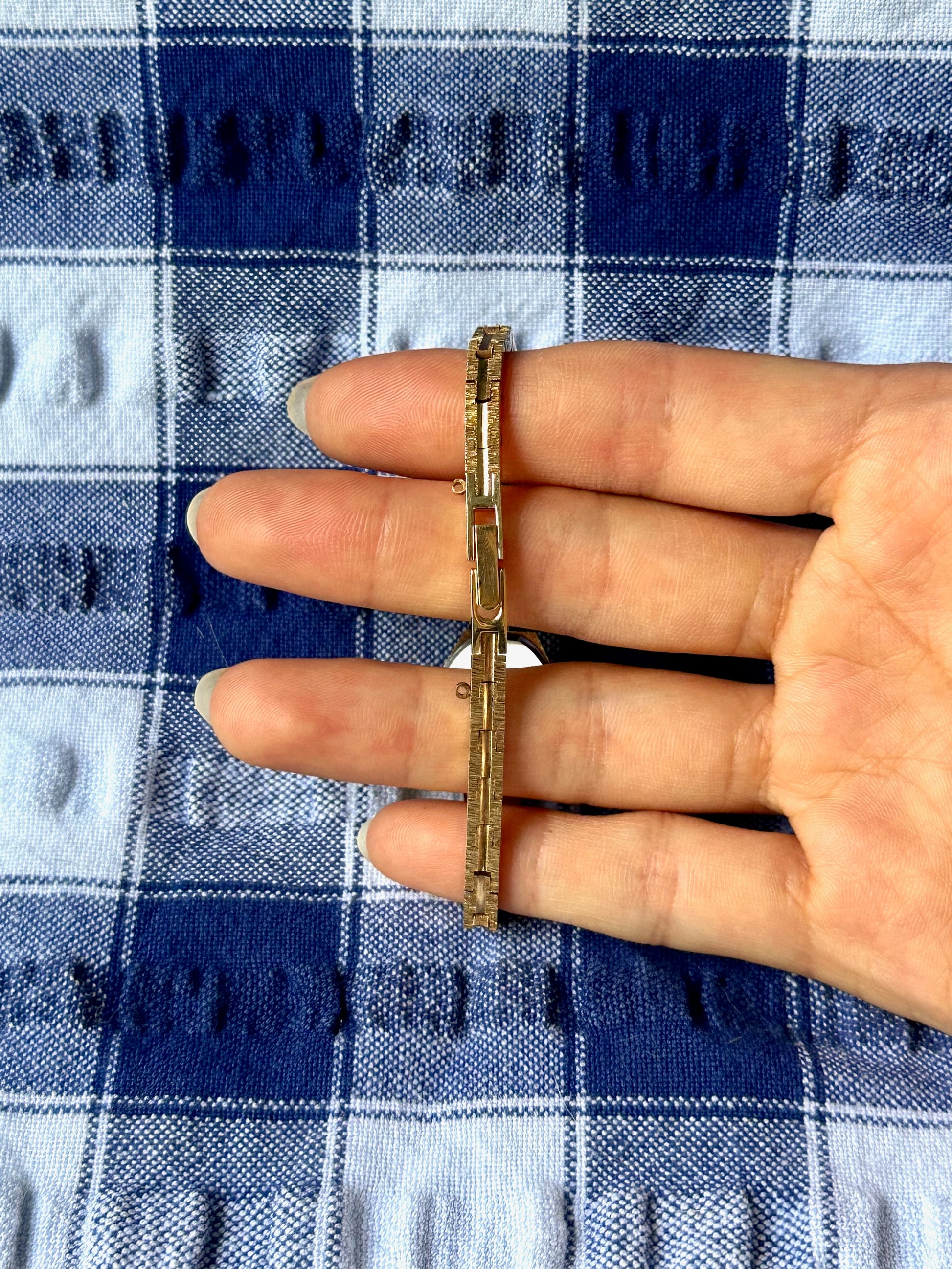 1980s Accurist Textured Gold-Plated Slim Quartz Watch