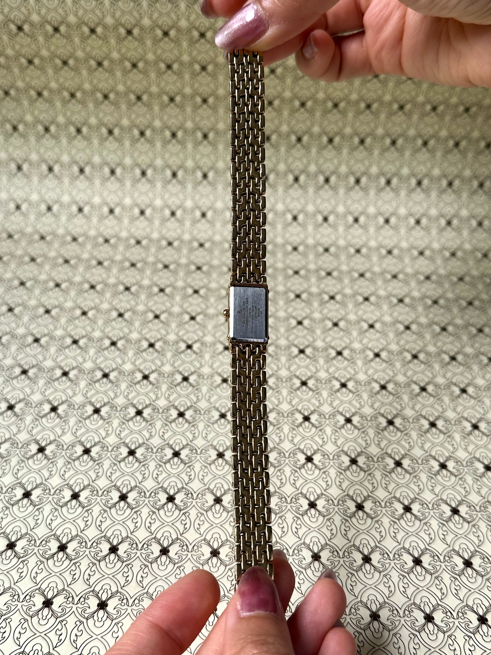 1980s Accurist gold-plated texture quartz watch