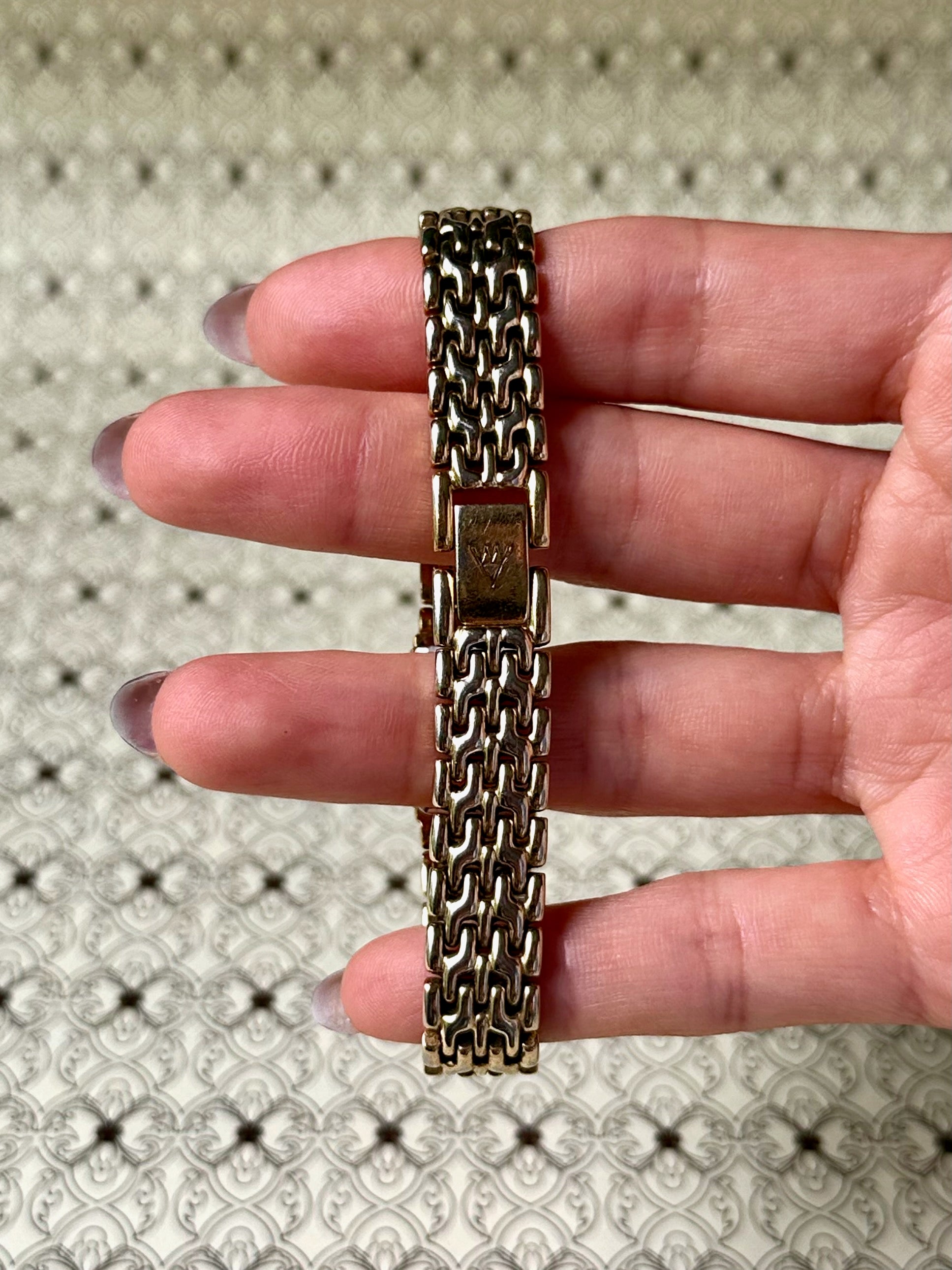 1980s Accurist gold-plated texture quartz watch