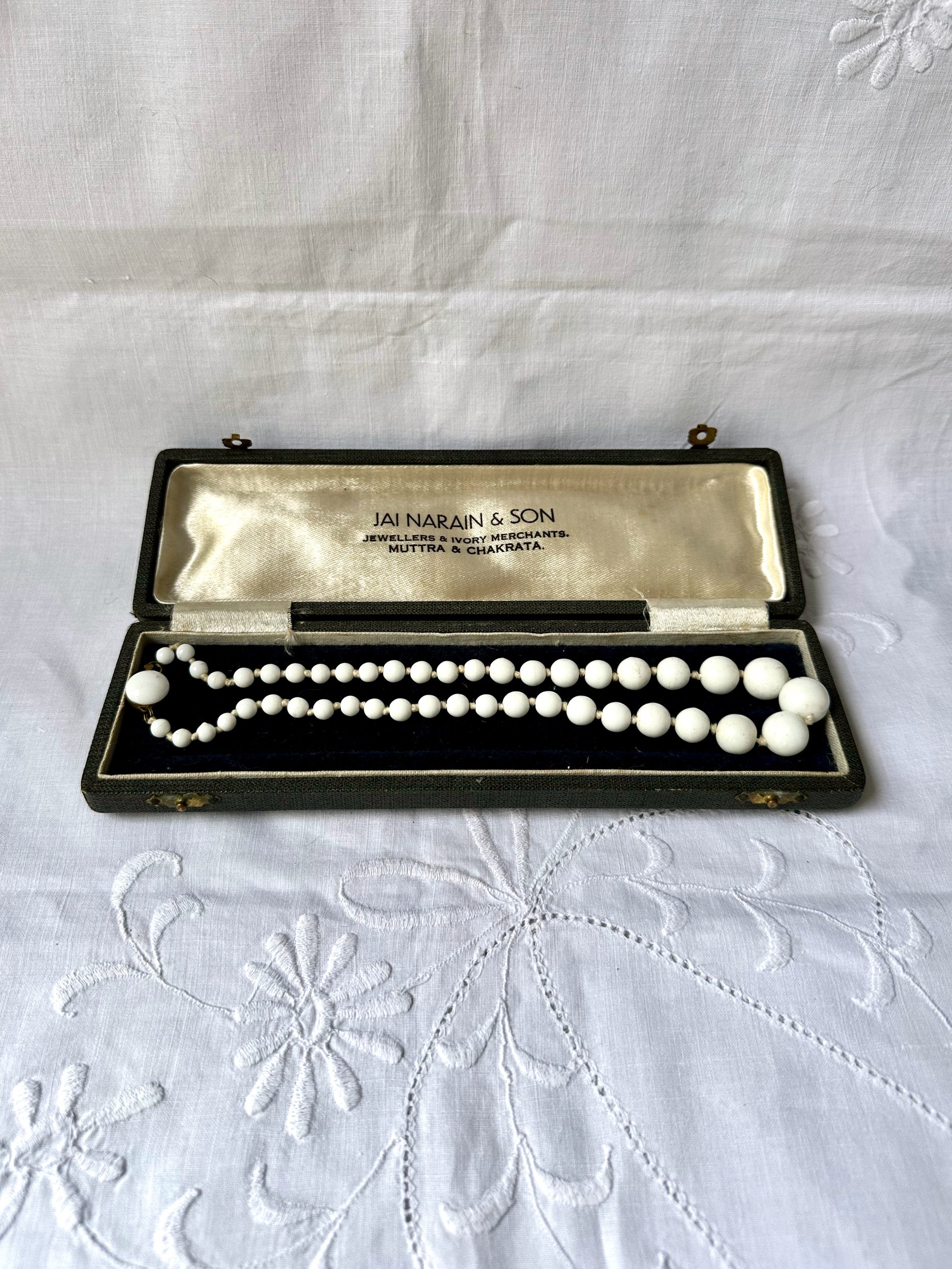1950s White Glass Beads Necklace