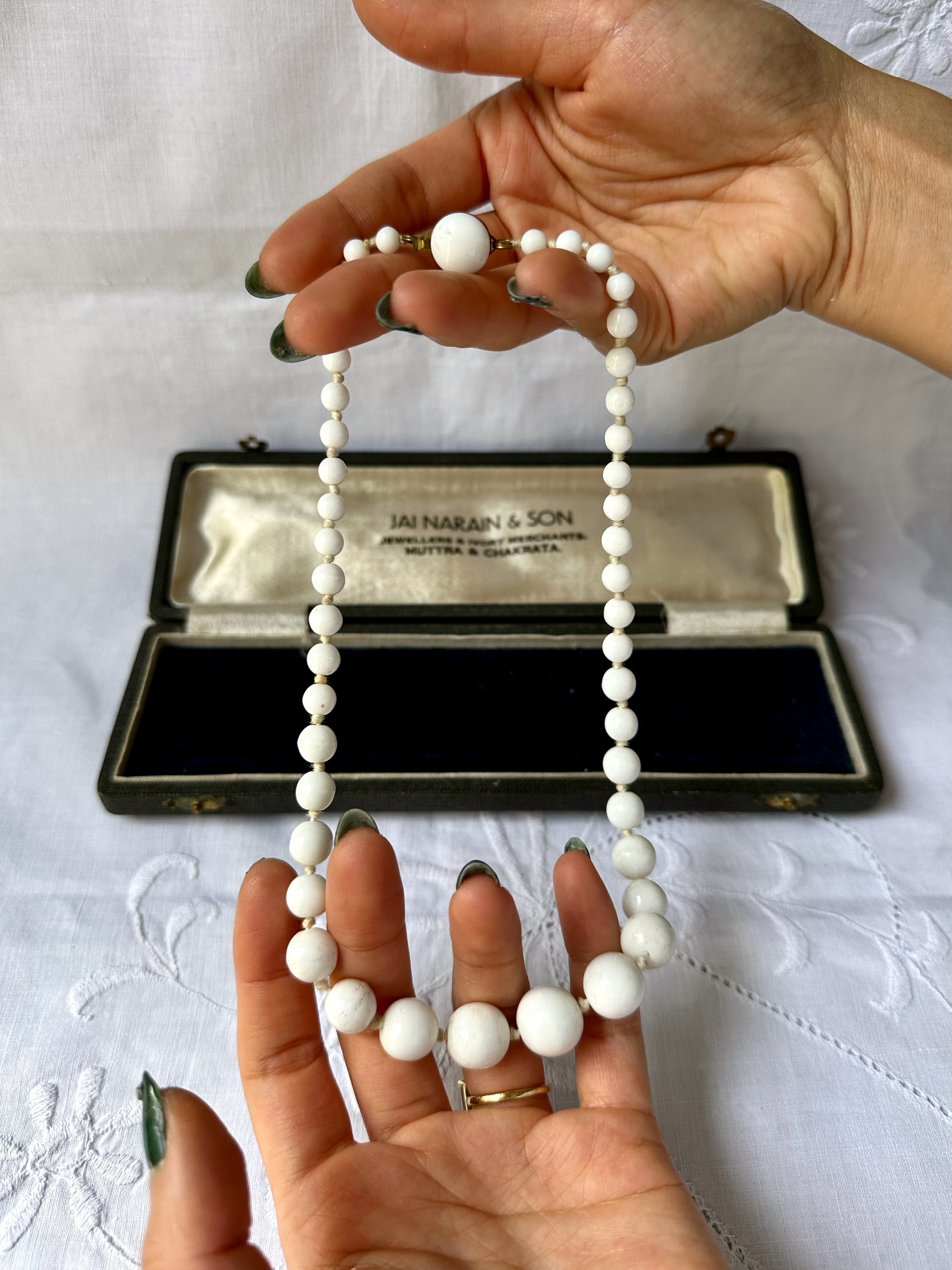 1950s White Glass Beads Necklace