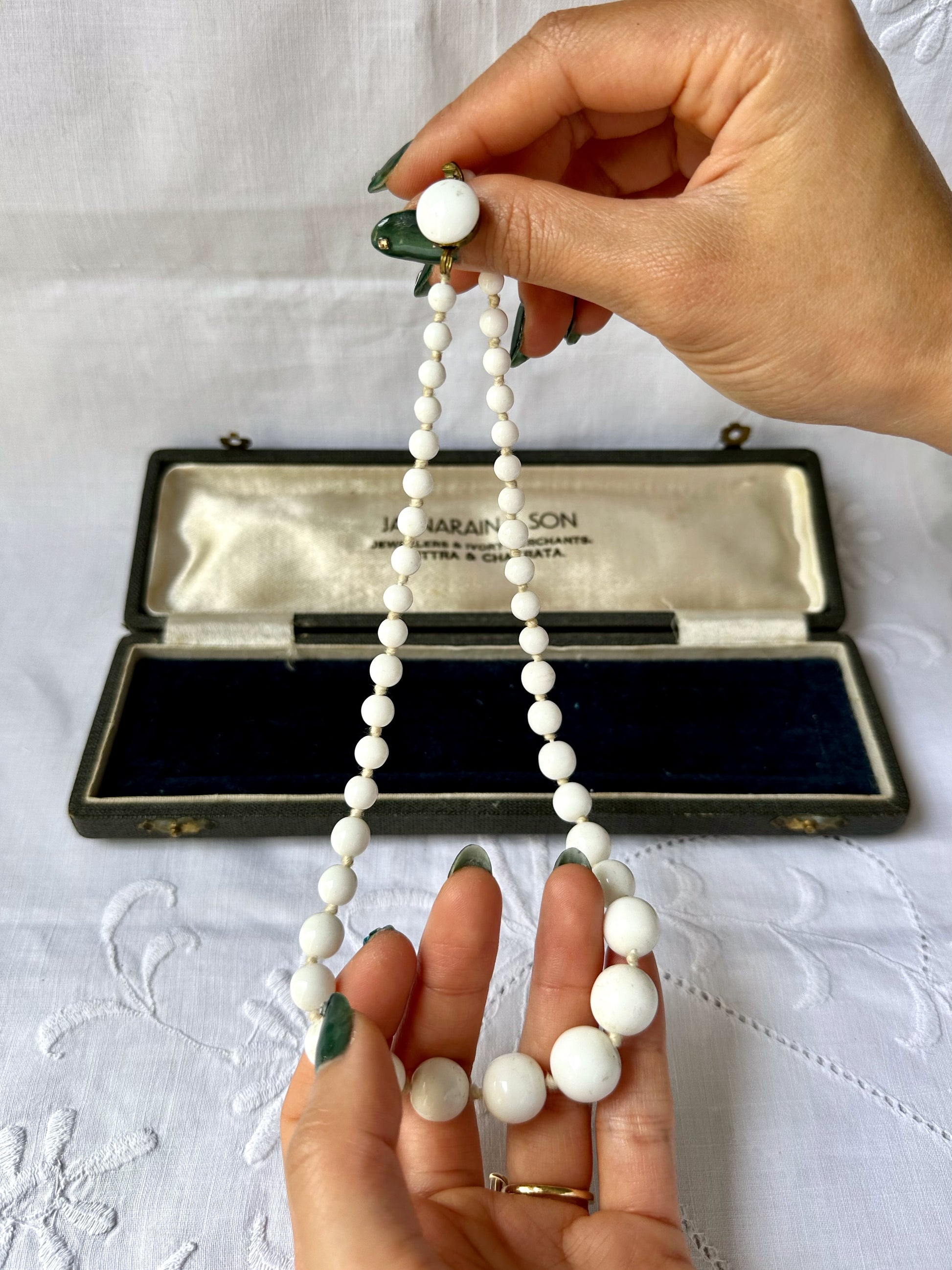 1950s White Glass Beads Necklace