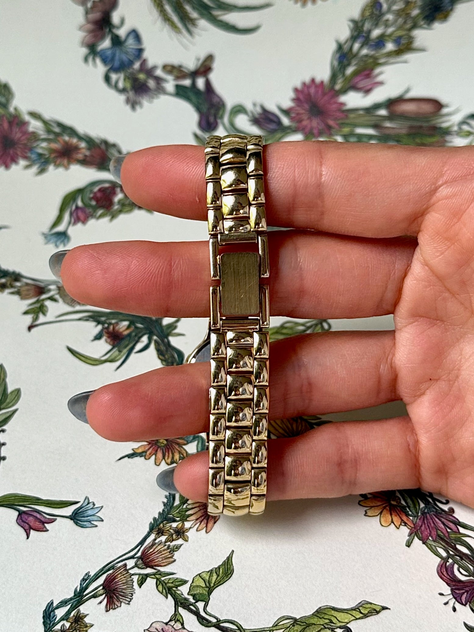 1980s Accurist round roman dial gold-plated watch 