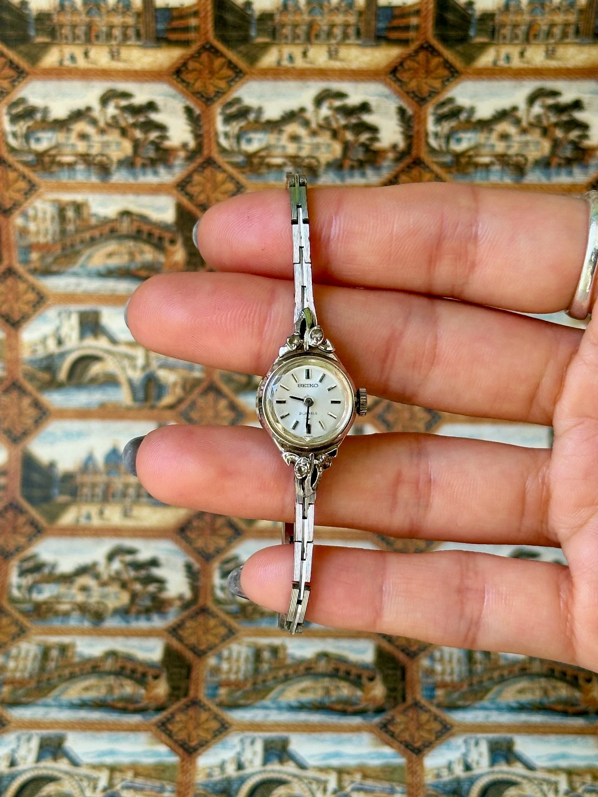 1970s Seiko 21 jewels silver-plated slim mechanical watch