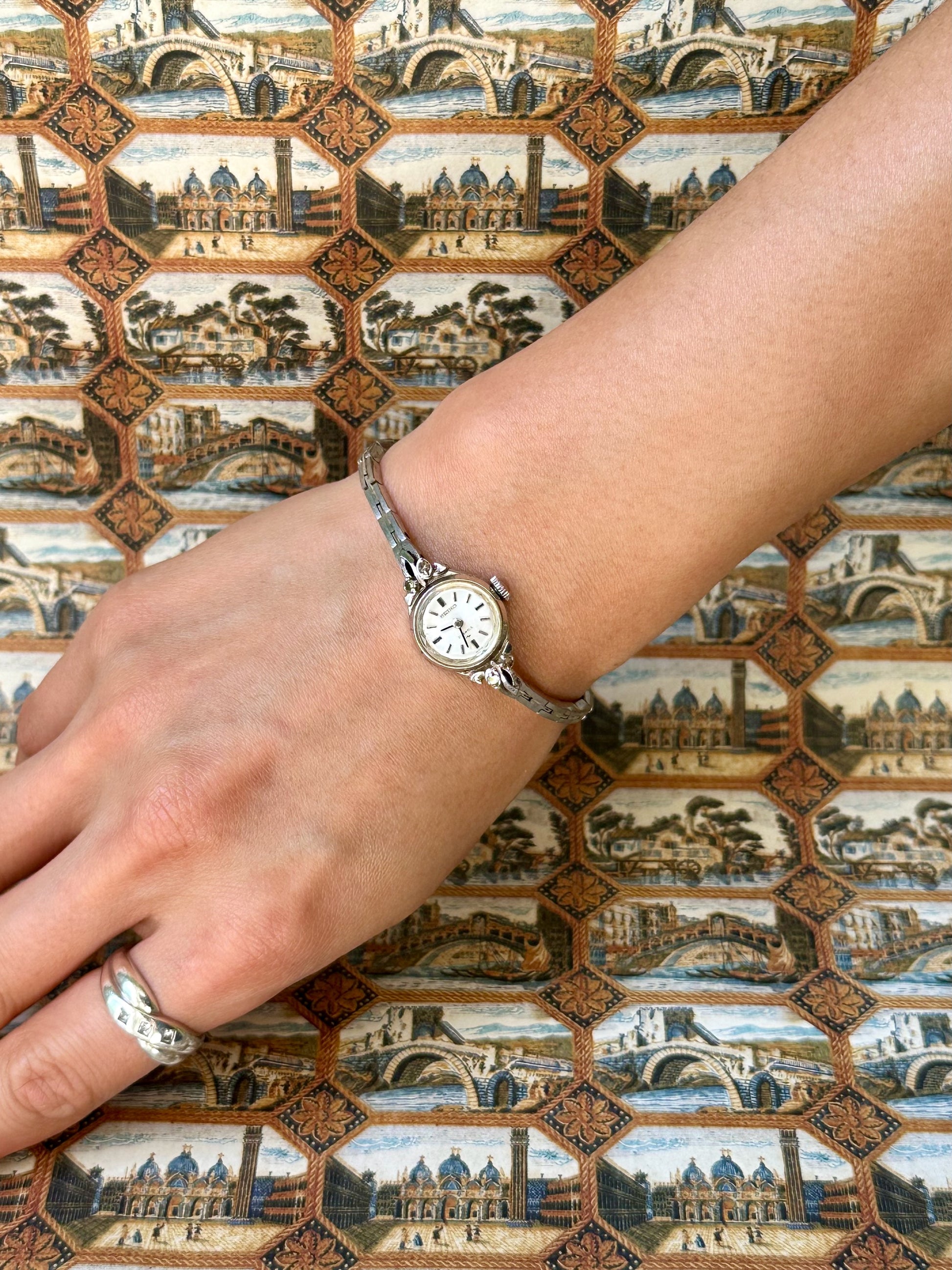 1970s Seiko 21 jewels silver-plated slim mechanical watch