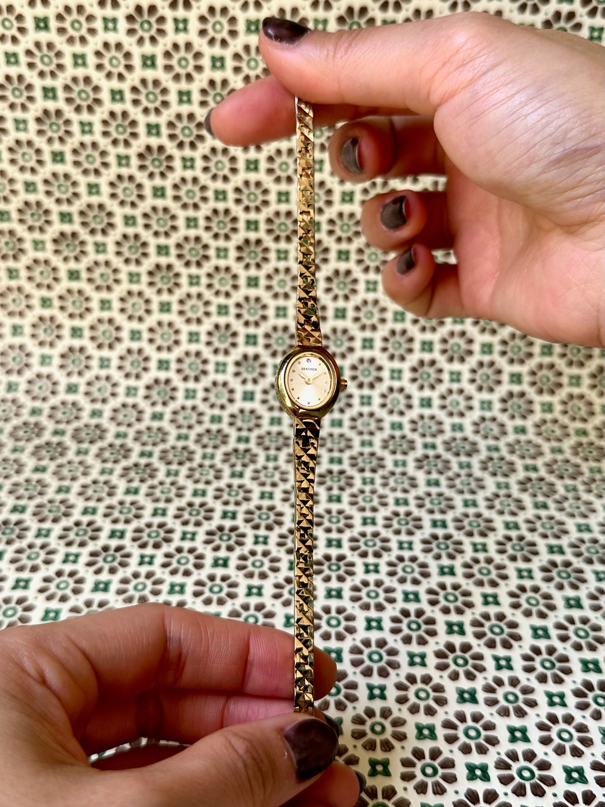 1980s Sekonda gold-plated patterned slim oval quartz watch