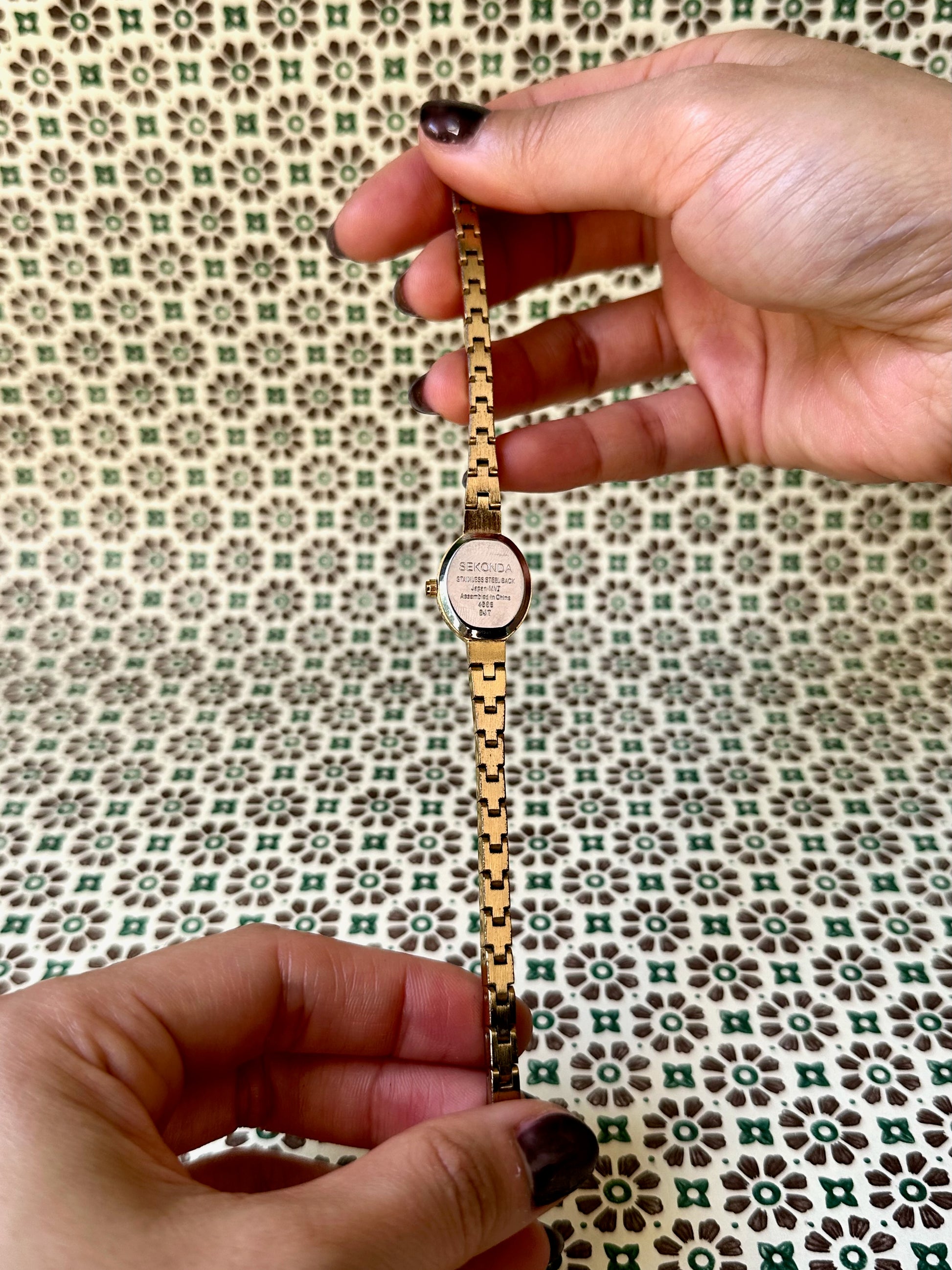 1980s Sekonda gold-plated patterned slim oval quartz watch
