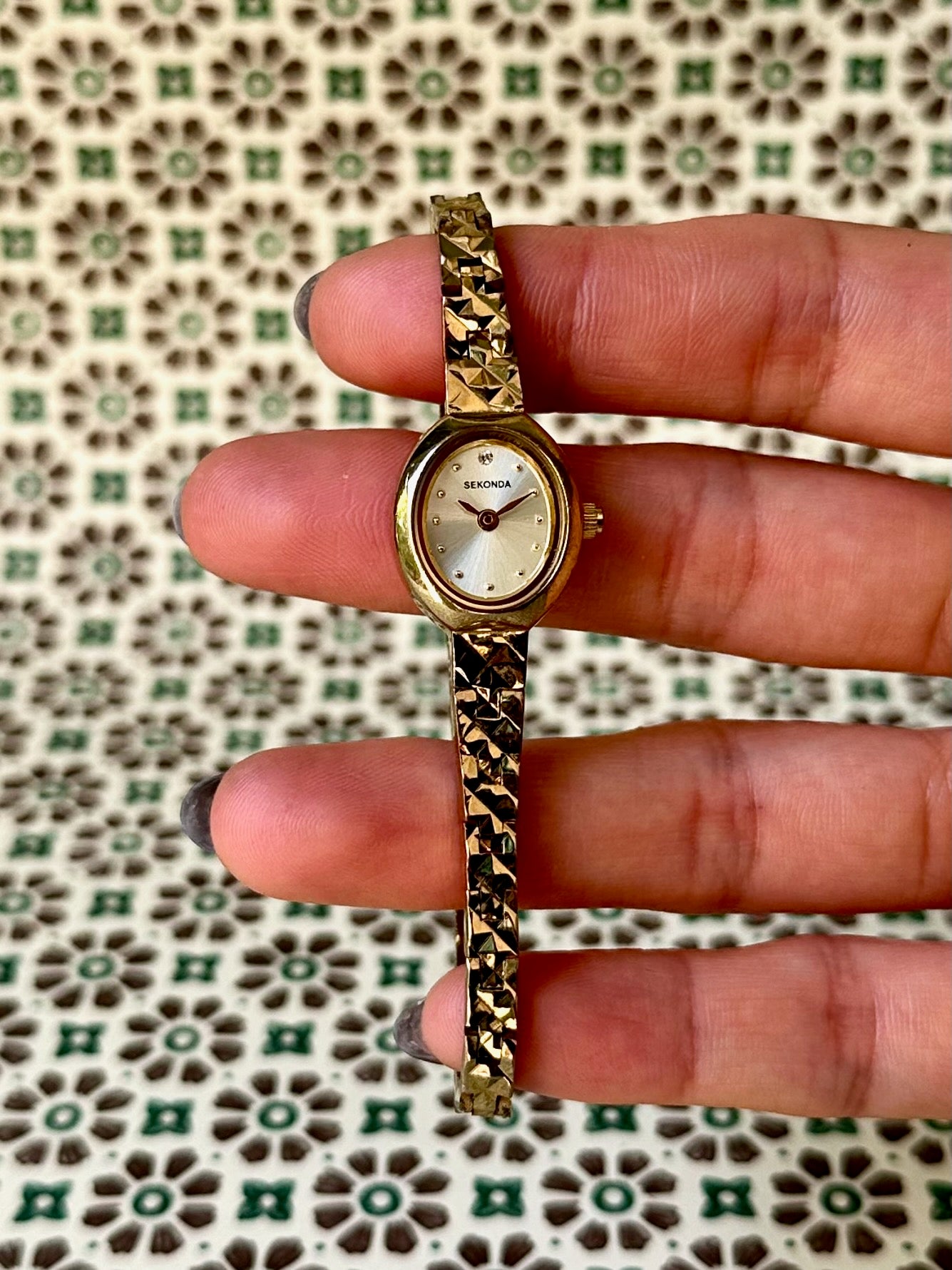 1980s Sekonda gold-plated patterned slim oval quartz watch