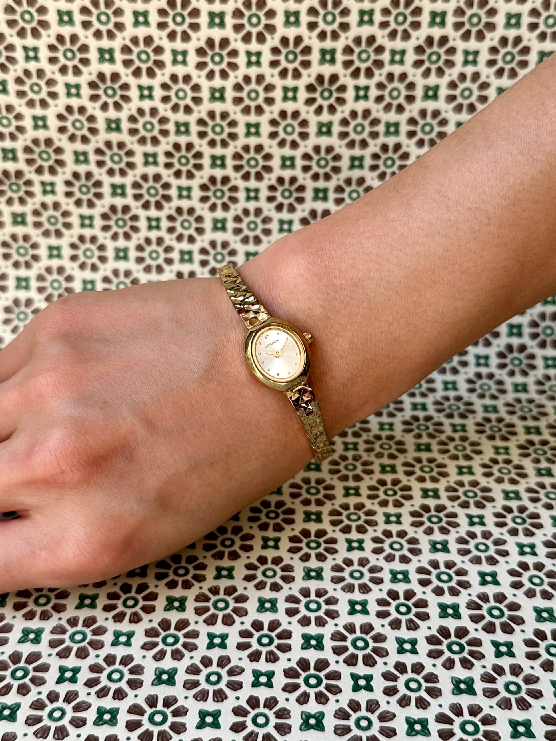 1980s Sekonda gold-plated patterned slim oval quartz watch