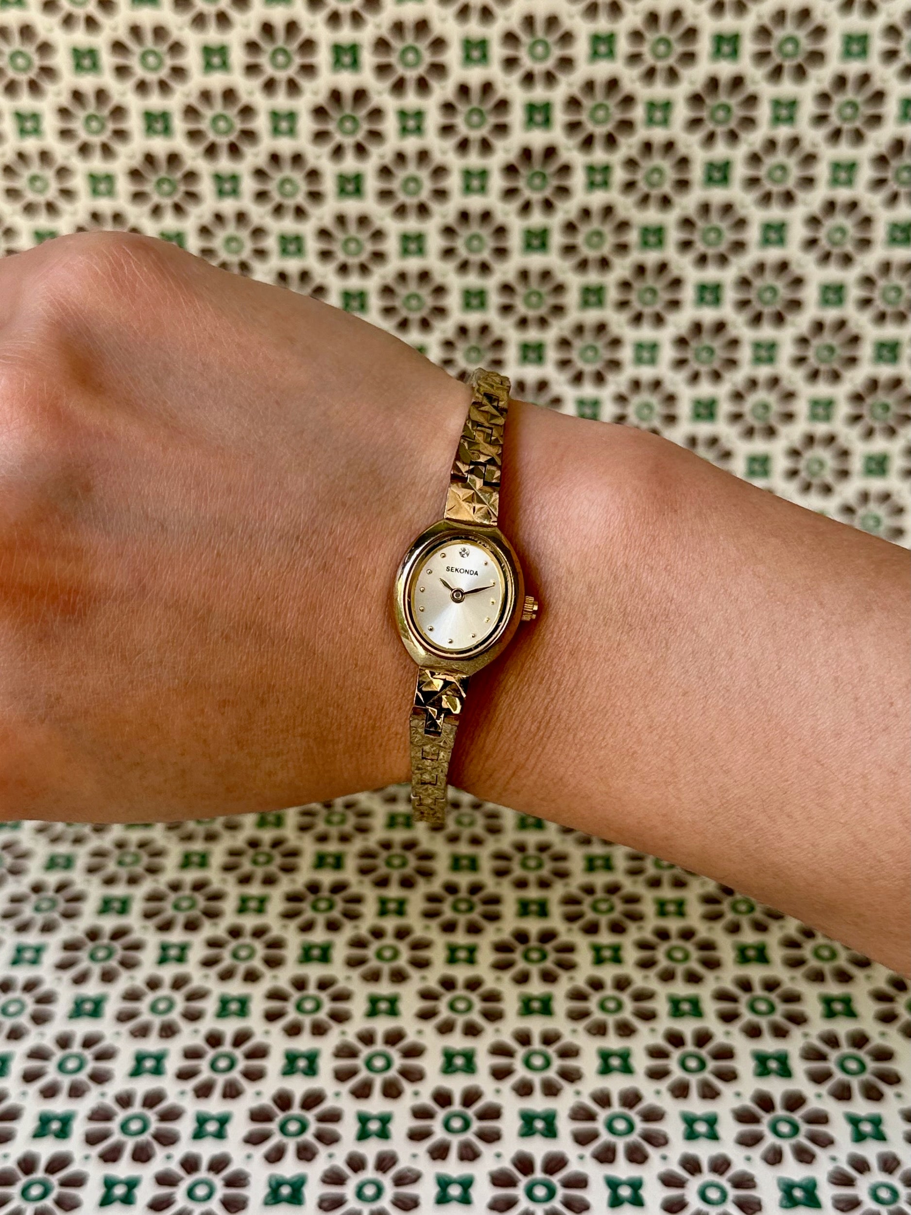 1980s Sekonda gold-plated patterned slim oval quartz watch