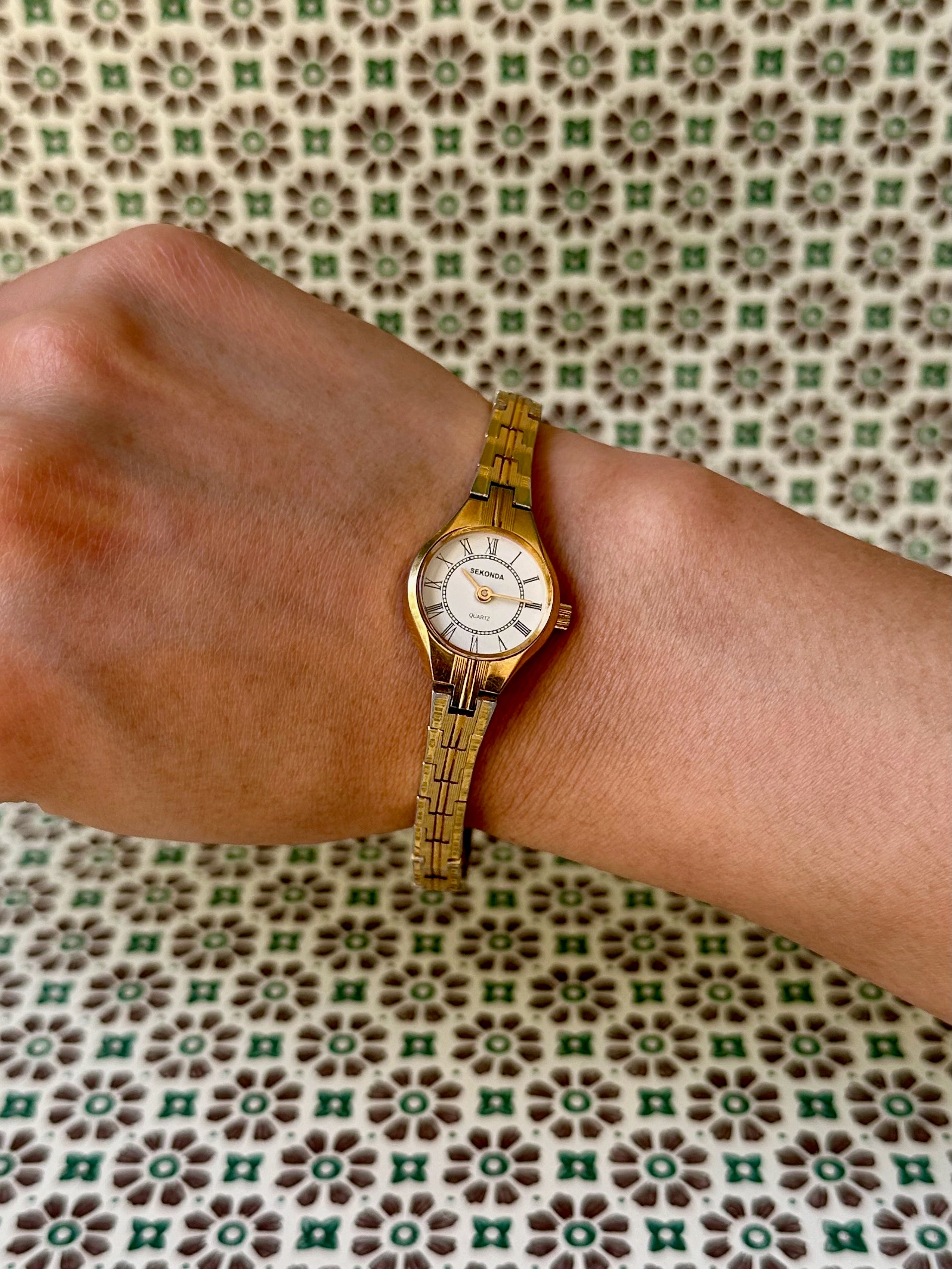1980s Sekonda gold-plated patterned slim round quartz watch