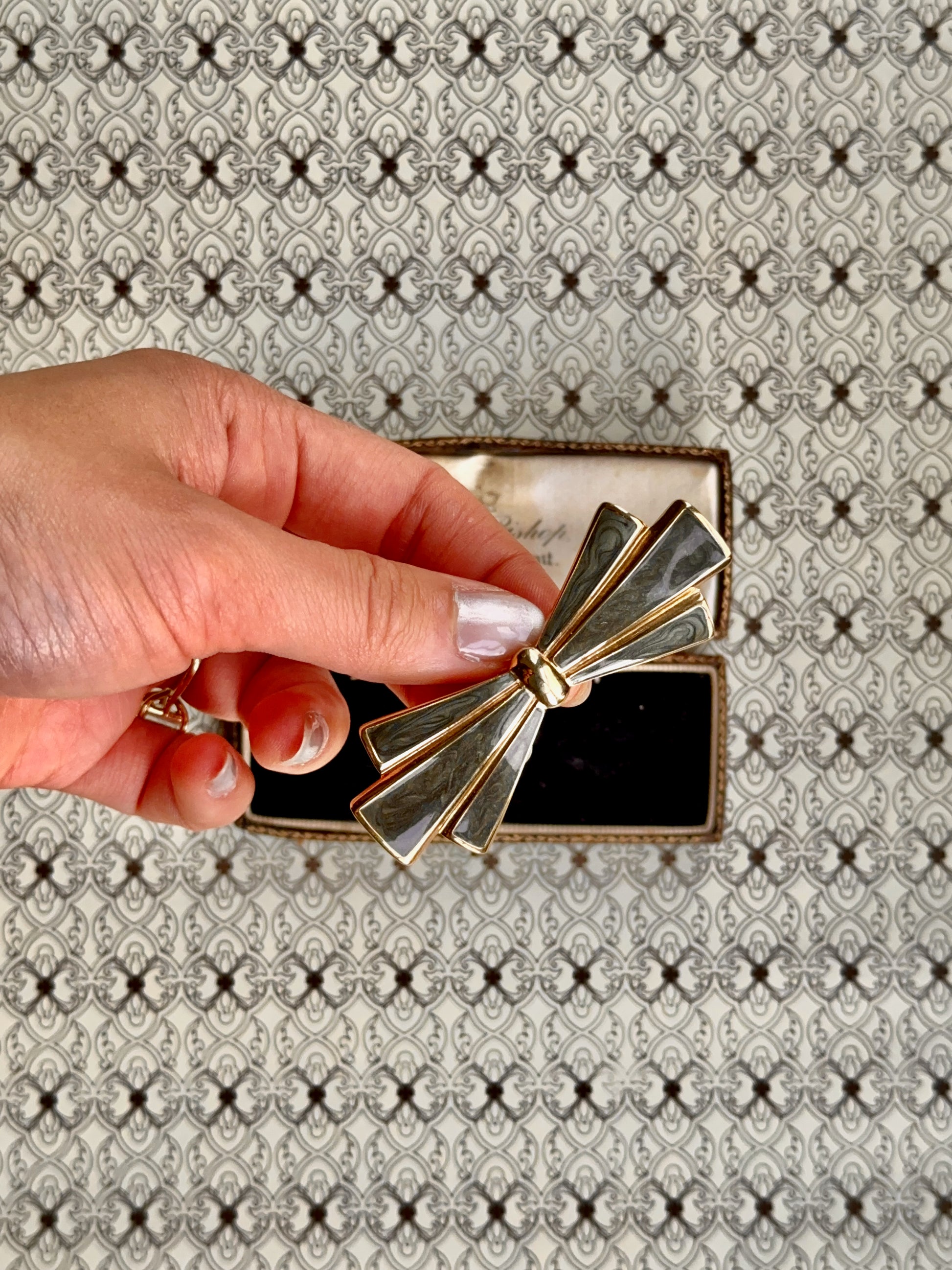 Vintage Art Deco Bow Green Enamel Brooch