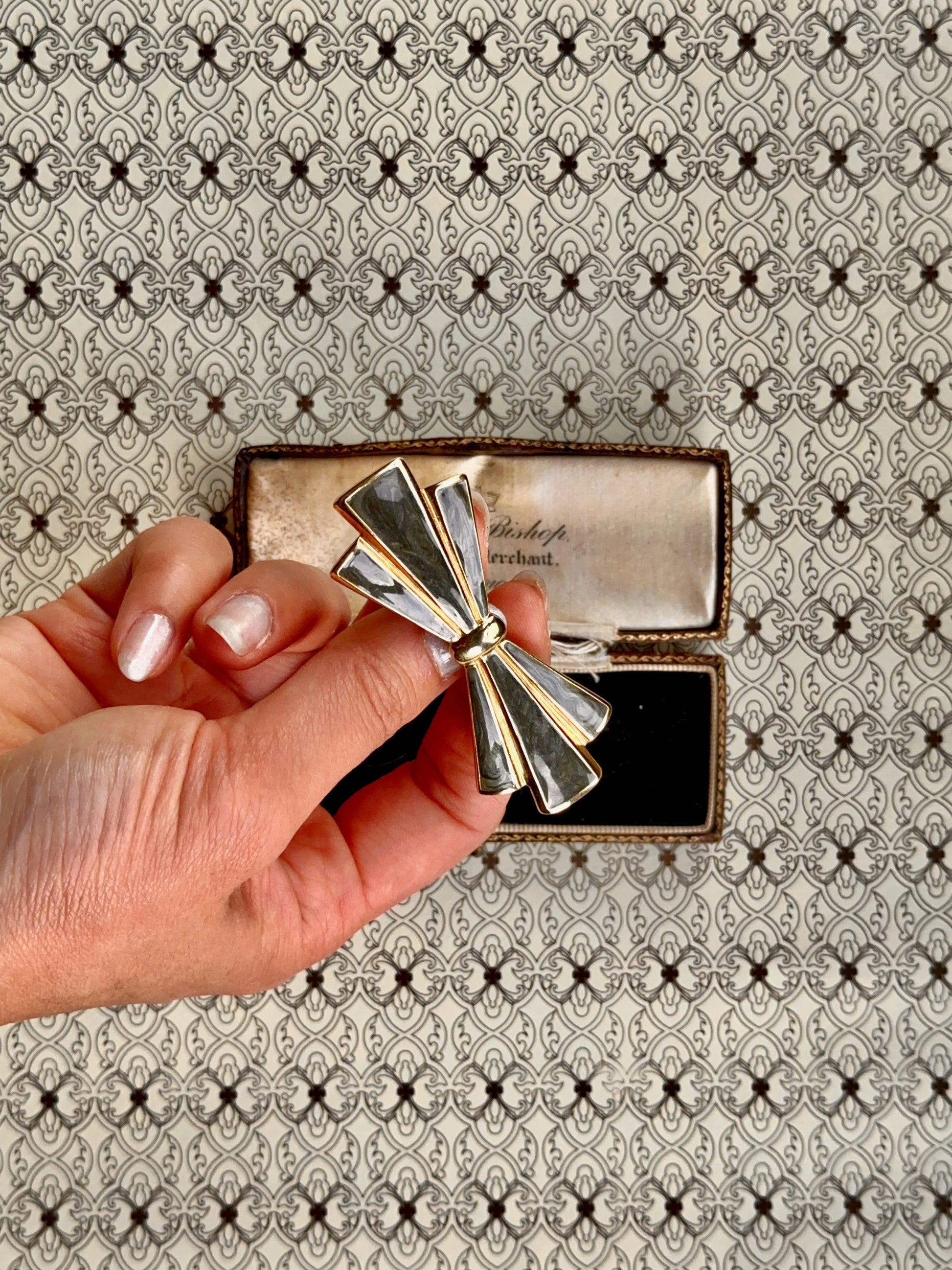 Vintage Art Deco Bow Green Enamel Brooch
