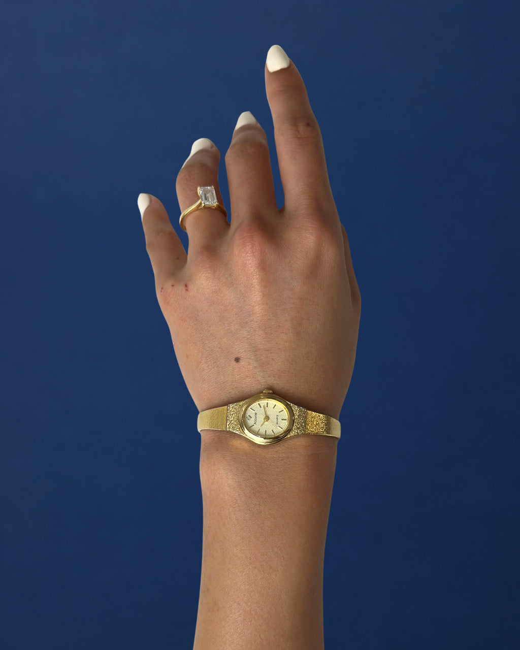 1980s Accurist stone accent oval gold-plated quartz watch