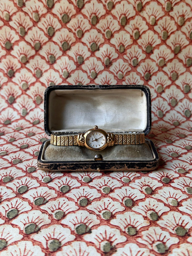 1980s Limit Oval Face Expander Quartz Watch