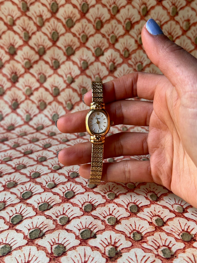 1980s Limit Oval Face Expander Quartz Watch