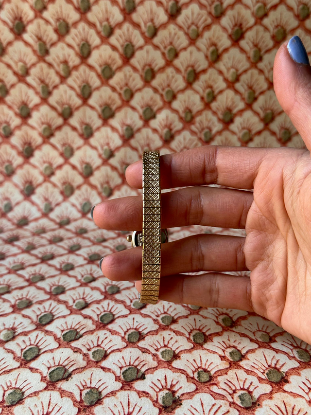 1980s Limit Oval Face Expander Quartz Watch