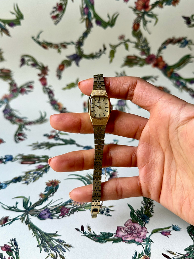 1980s Seiko gold-plated minimal mechanical watch