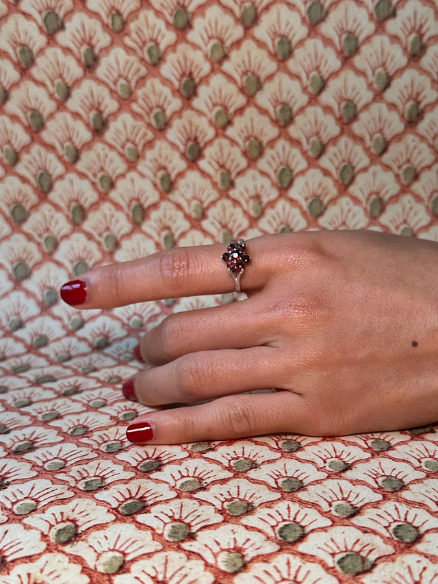 Vintage garnet flower silver ring