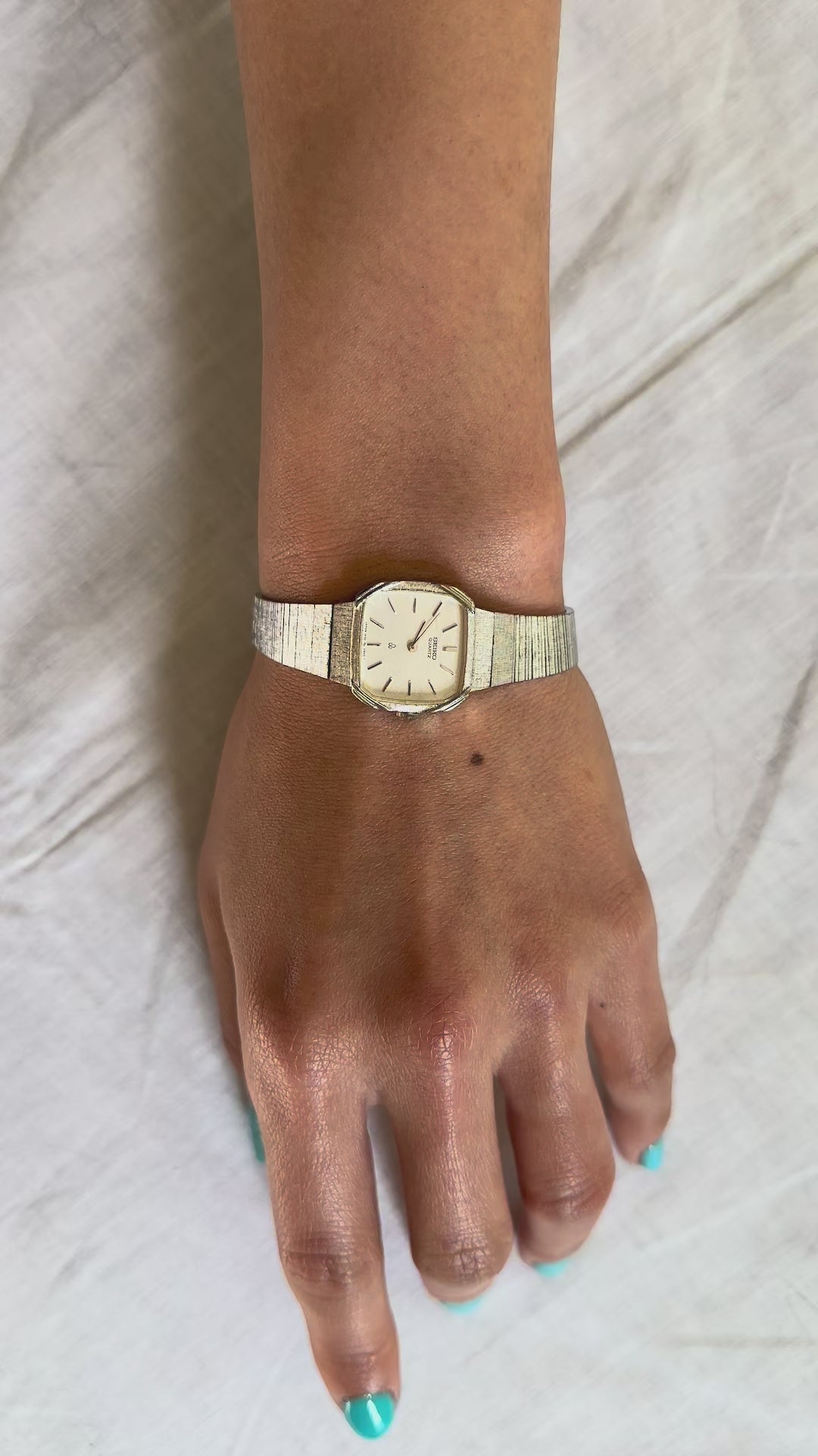 1980s Seiko silver-textured bracelet quartz watch