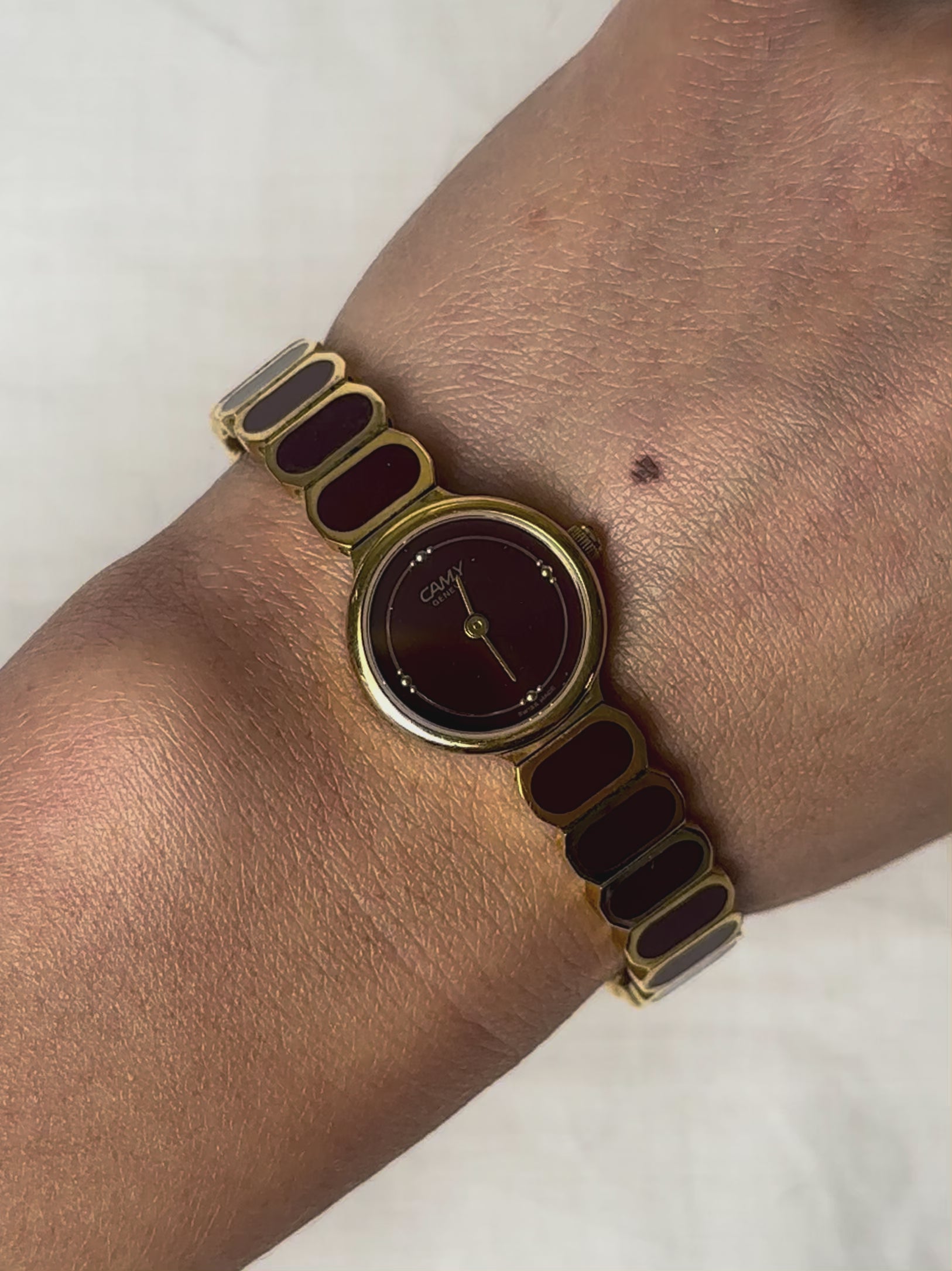 1980s Camy Geneve burgundy round quartz watch