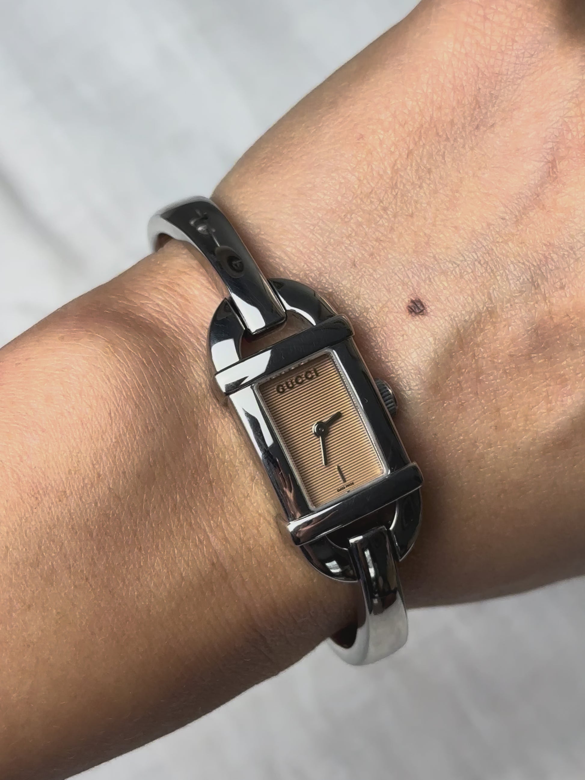 2000s Gucci pink dial silver-tone bangle quartz watch