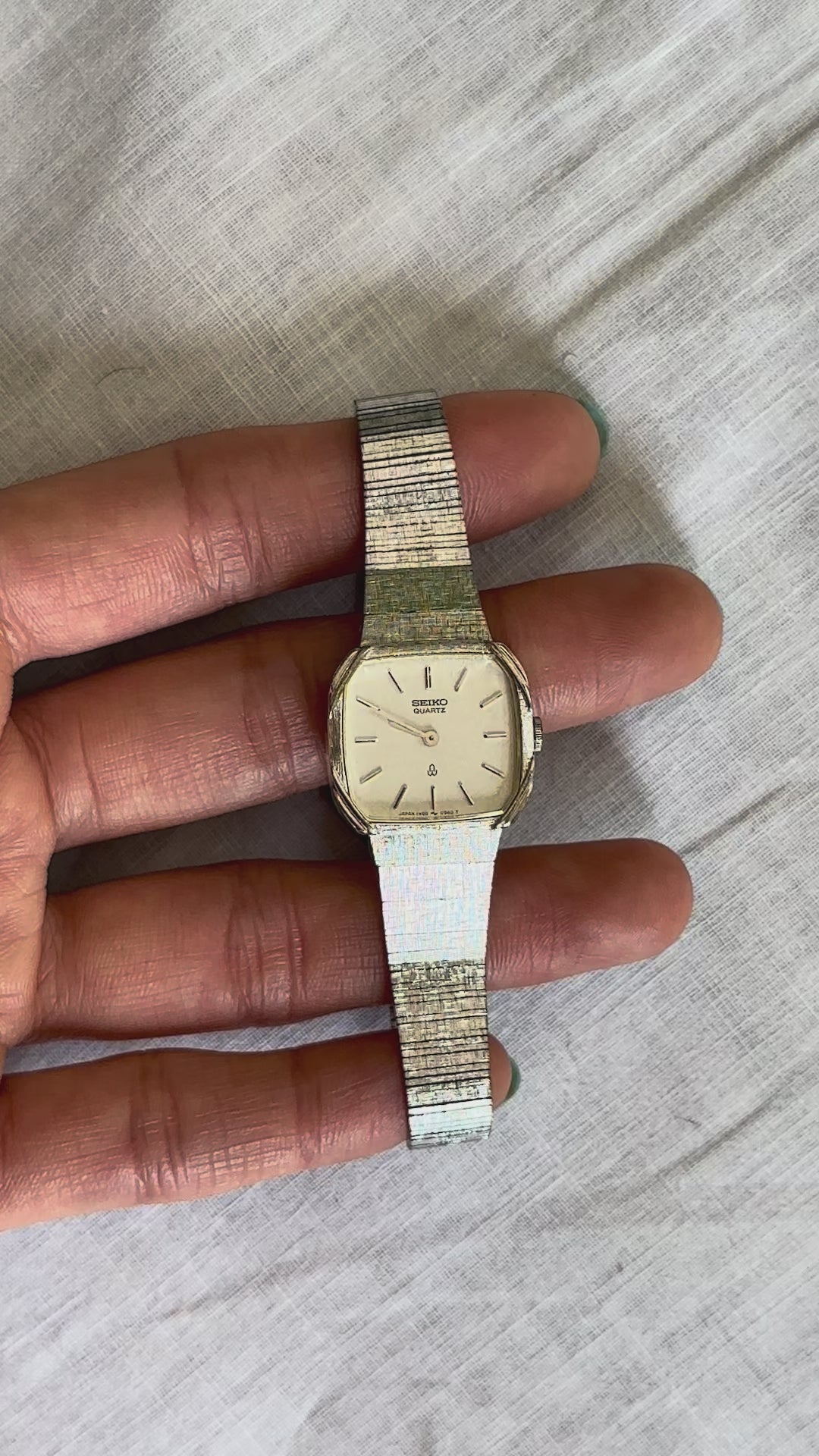 1980s Seiko silver-textured bracelet quartz watch