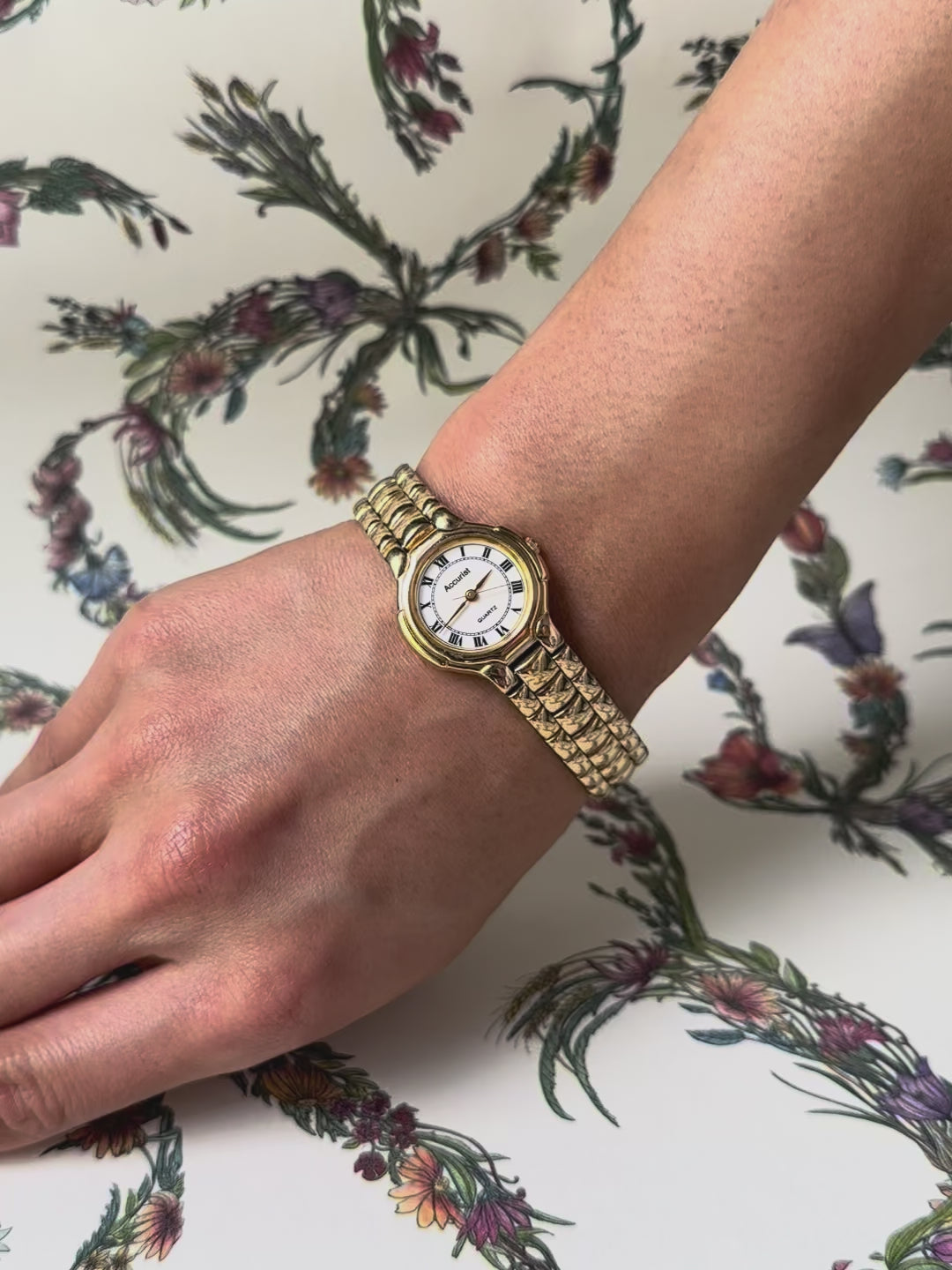 1980s Accurist round roman dial gold-plated watch 