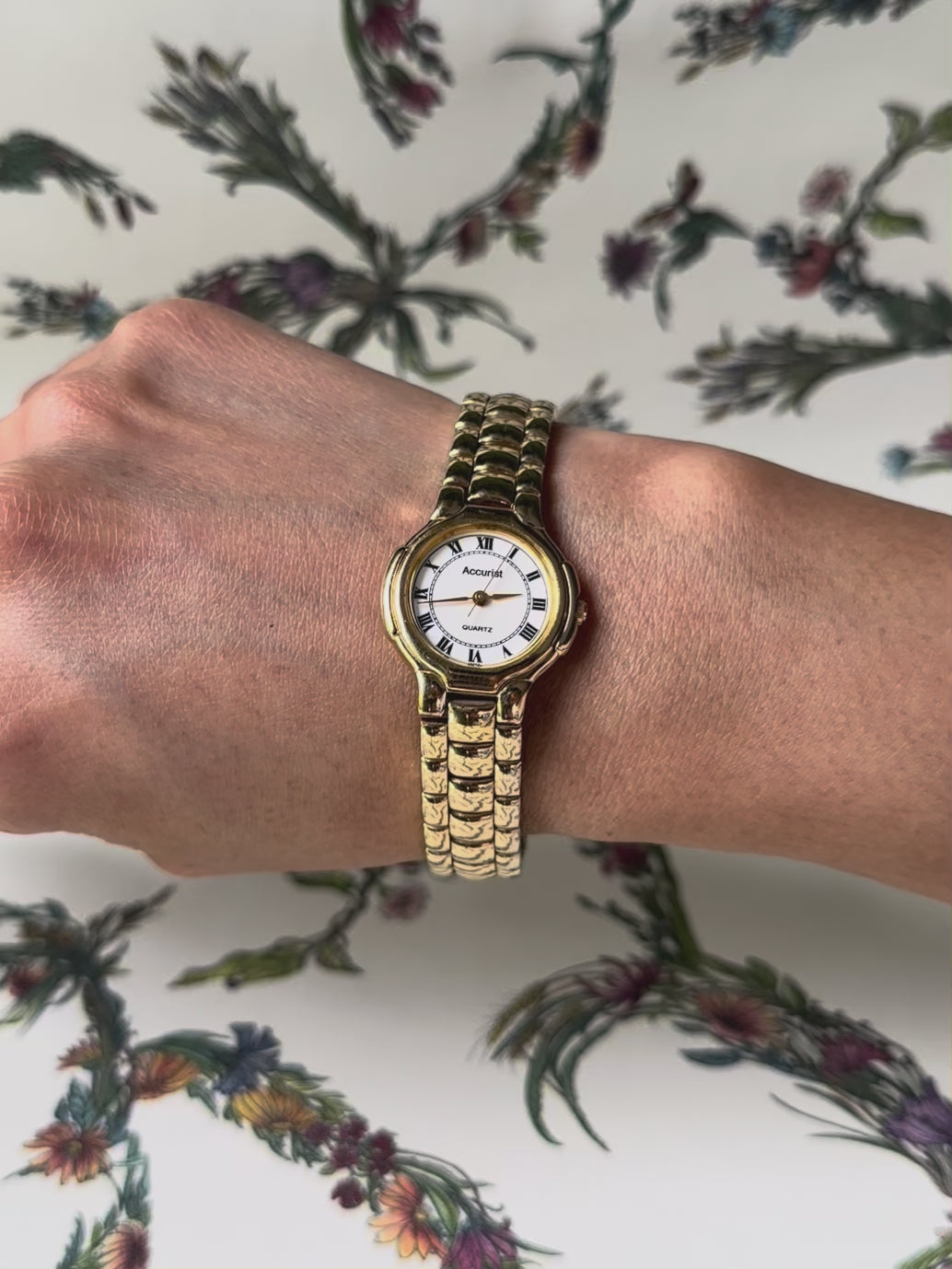 1980s Accurist round roman dial gold-plated watch 