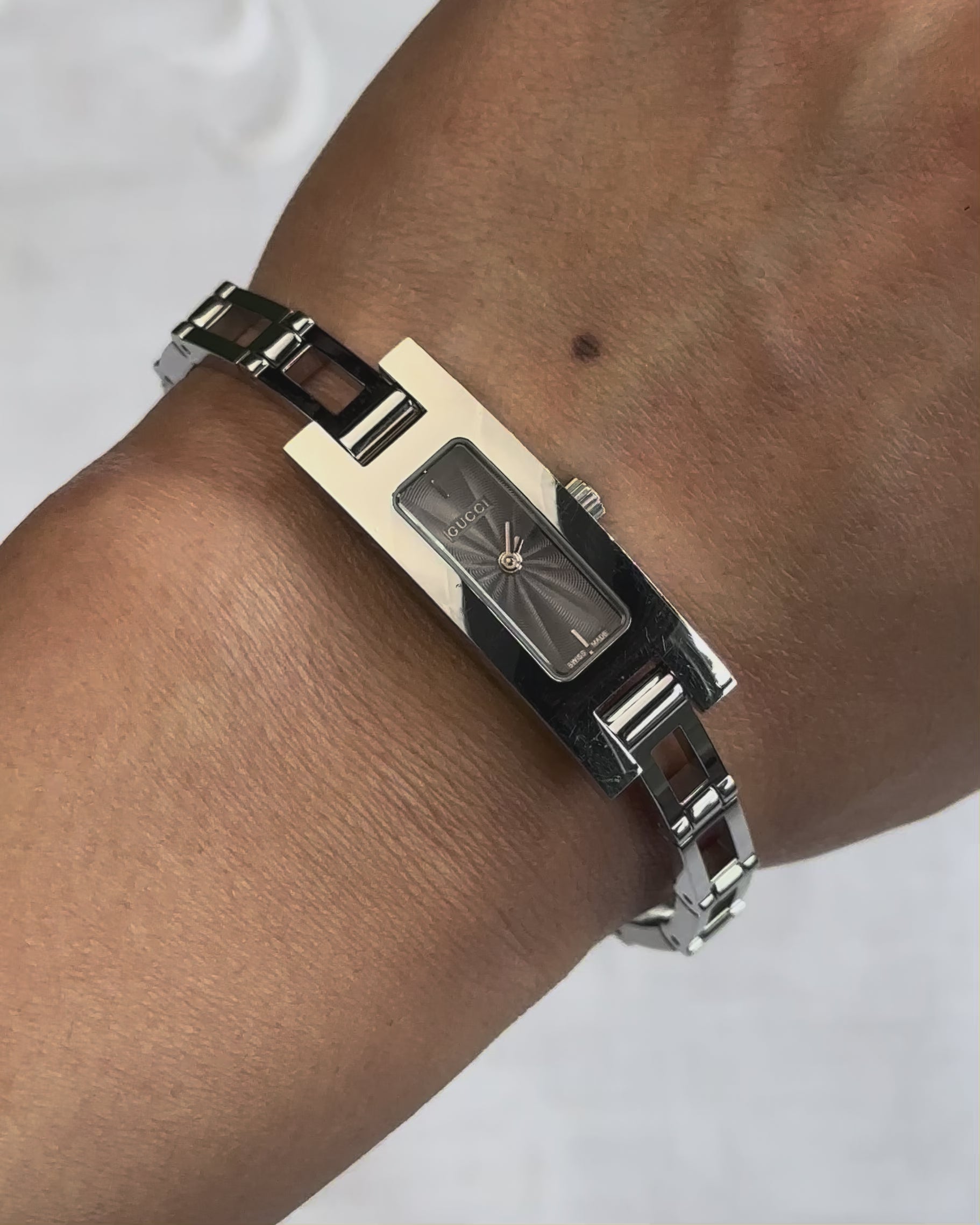 2000s Gucci silver tone silm quartz watch